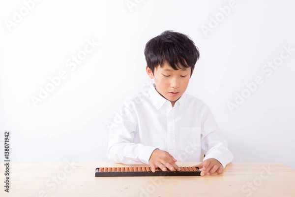 Obraz そろばんをする少年
