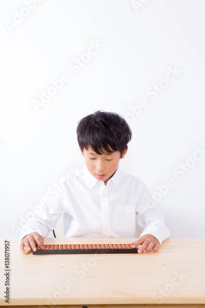 Obraz そろばんをする少年