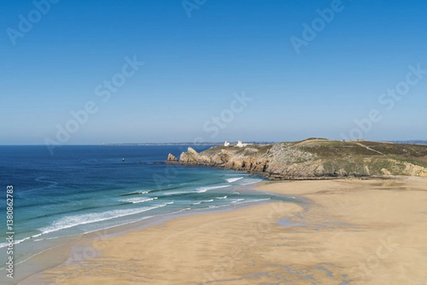 Fototapeta Vue panoramique sur la plage de Pen Hat, avec ses eaux turquoise et son sable doré, sous un ciel bleu éclatant. L'horizon se fond dans l'immensité de l'océan Atlantique.