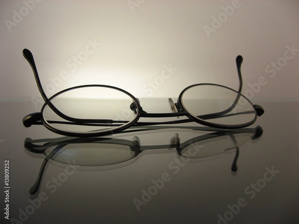Fototapeta Brille auf Glastisch