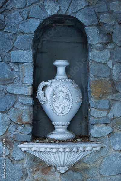 Obraz An ancient amphora in a stone wall