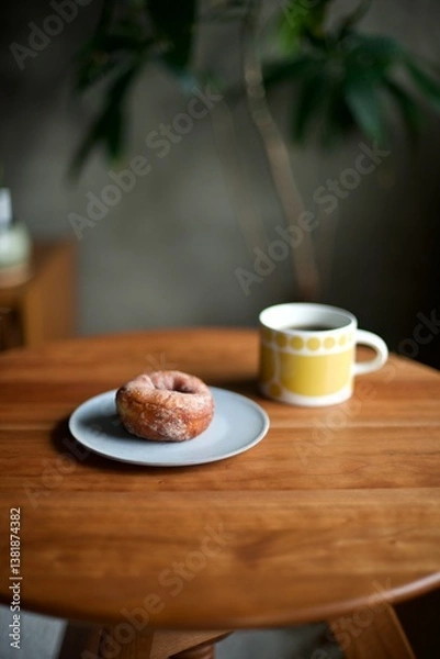 Obraz ホットコーヒーとおやつのシュガードーナツ