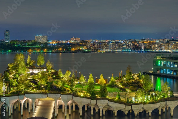 Fototapeta 2021-10-28 THE NEW JERSEY SKYLINE AND LITTLE ISLAND FROM MANHATTAN AT NIGHT WITH A NICE GLOW IN HTE PARK AND BRIGHT BUILDINGS
