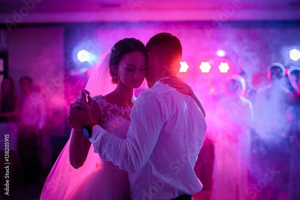 Obraz Miękkie uściski tańczącej pary ślubnej po raz pierwszy