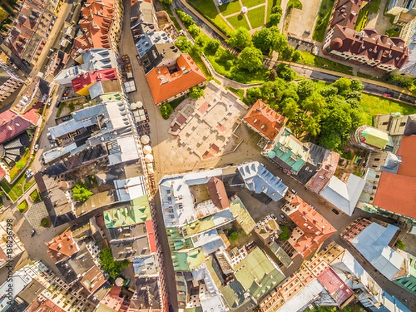 Fototapeta Lublin - stare miasto z lotu ptaka. Plac Po Farze i inne atrakcje turystyczne - widok z powietrza.