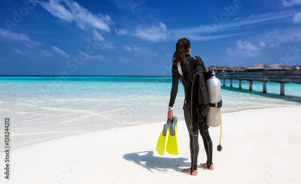 Fototapeta Kobieta nurek ze sprzętem na plaży na Malediwach