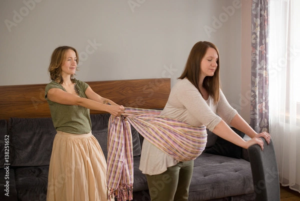 Obraz masaż chustą kobiety w ciąży