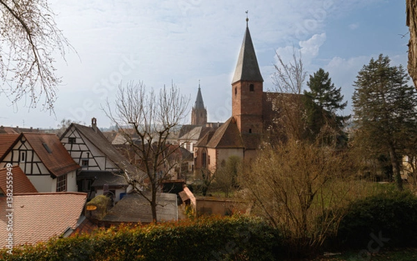 Fototapeta Blick auf zwei alte Kirchtürme in Wissembourg.