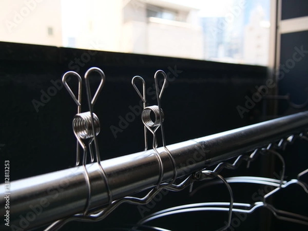 Fototapeta  洗濯物を干すステンレス洗濯バサミ 