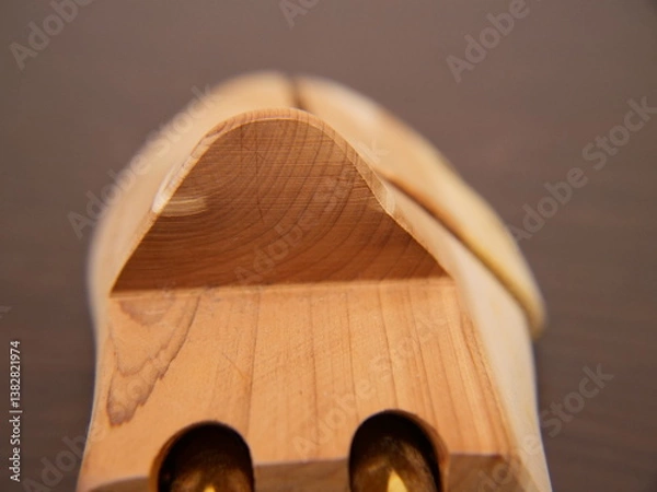 Fototapeta  革靴の形をキープする木製シューツリー 