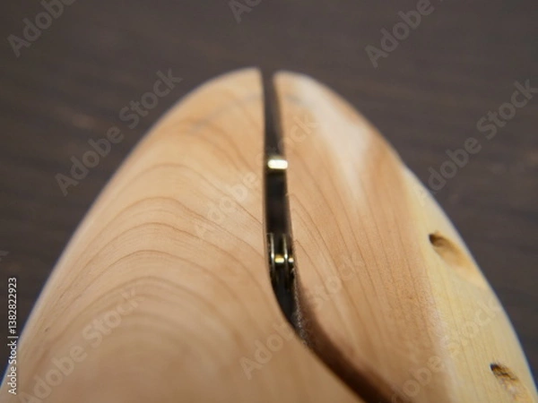 Fototapeta  革靴の形をキープする木製シューツリー 