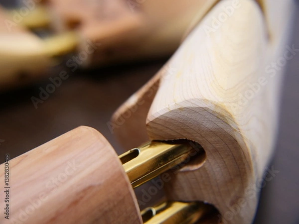 Fototapeta  革靴の形をキープする木製シューツリー 