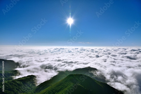 Fototapeta 栃木県那須町　朝日岳の山頂から見る雲海と太陽