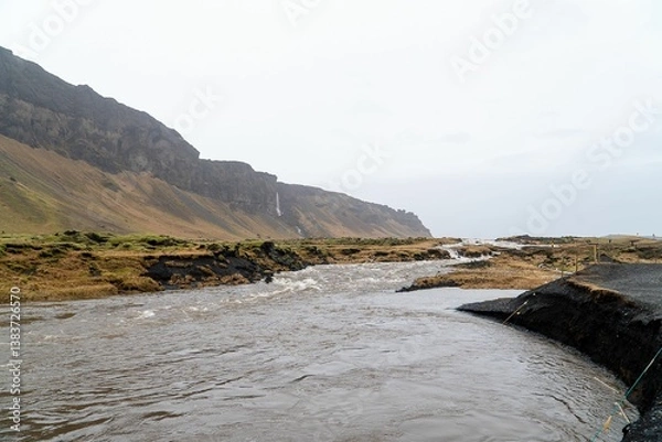 Obraz Rugged Icelandic landscape with flowing river and mountains.