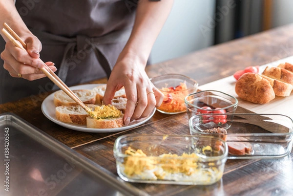 Fototapeta キッチンでブルスケッタを作る女性の手元
