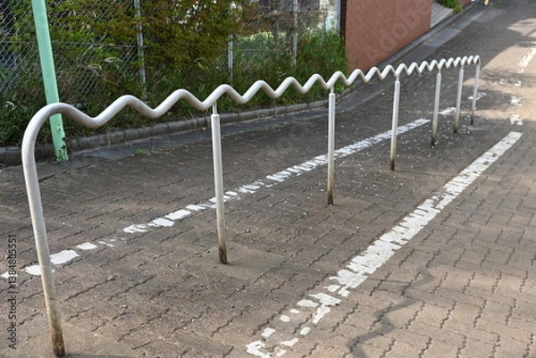 Obraz 歩道の真ん中にある波打つ手すりの風景
