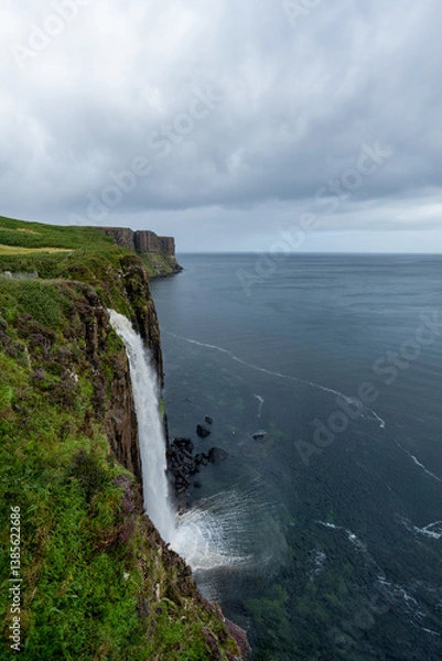 Fototapeta Cascata in mare sull’isola di Skye, Scozia