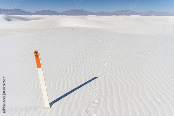 Fototapeta Signpost in the middle of nowhere, Alkali Flat trail, White Sands National Monument