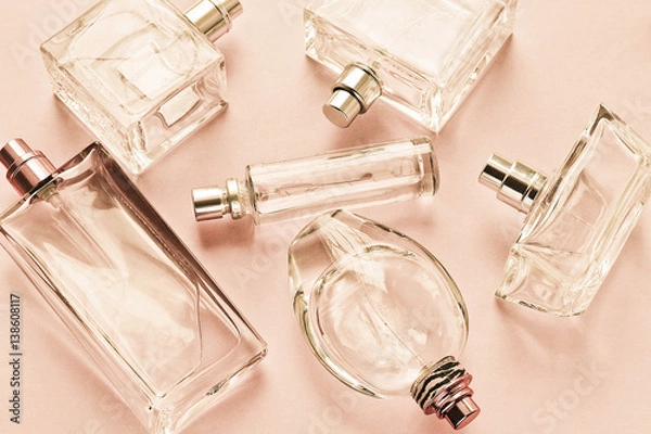 Obraz Розовый нежный весенний фон с стеклянными флаконами духов 