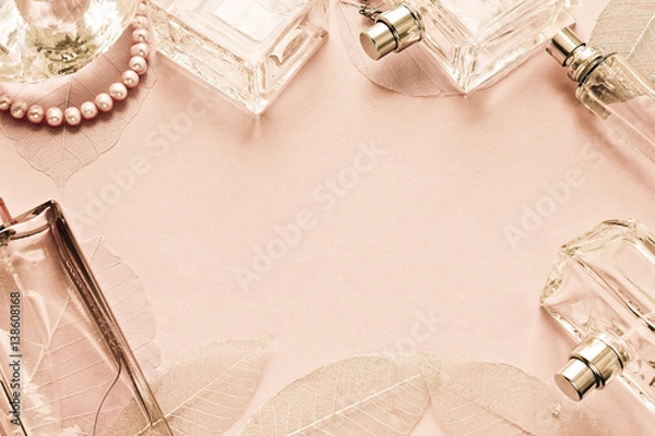 Obraz Розовый нежный весенний фон с стеклянными флаконами духов и декором