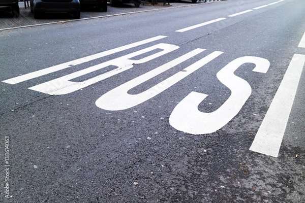 Obraz Pas dla autobusów w centrum miasta