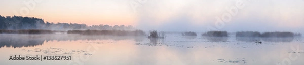Obraz Panorama jeziora rano.