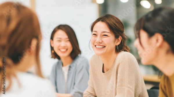 Fototapeta 和やかなカンファレンス、セミナーまたはミーティングで笑顔を見せる30代, 40代のアジア人女性たち