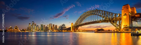 Obraz Sydnej. Panoramiczny wizerunek Sydney, Australia z schronienie mostem podczas mrocznej błękitnej godziny.