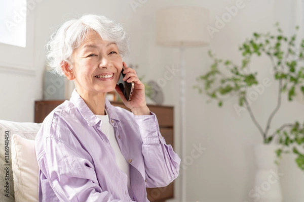 Obraz スマホで電話するシニア女性