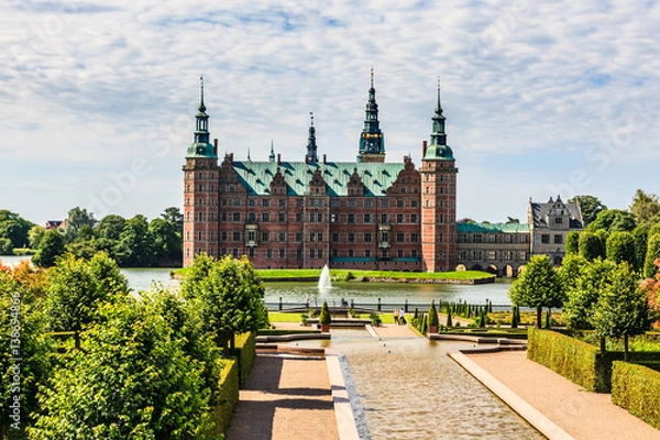 Obraz Majestatyczny zamek Zamek Frederiksborg widziany z pięknego parku