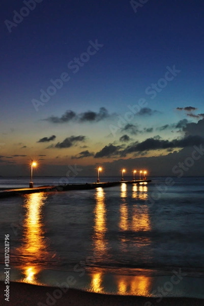 Obraz 夜の桟橋に灯る明かり