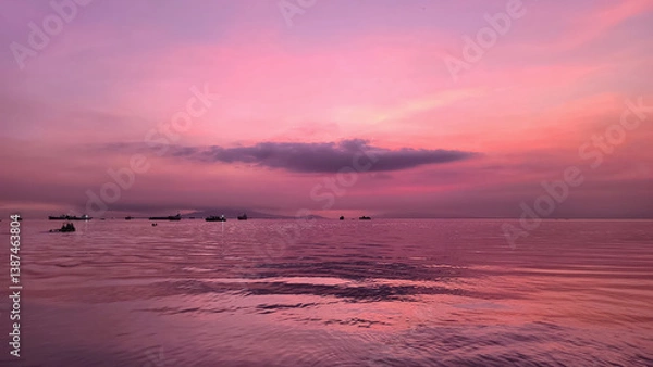 Obraz Cloudy Afternoon on C4 Navotas: Pink and Purple Hues Reflecting on the Ocean with Boats Silhouetted Against a Tranquil Horizon.