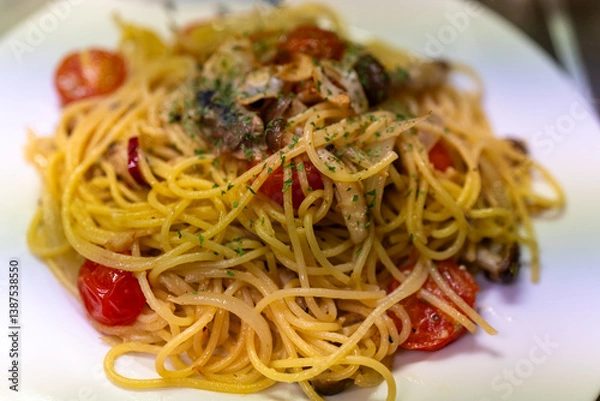 Fototapeta ミニトマトとガーリックのパスタのクローズアップ