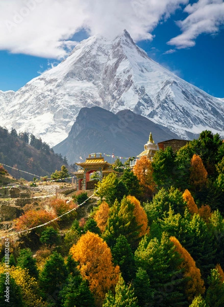 Fototapeta Klasztor buddyjski i góra Manaslu w Himalajach, Nepal. Widok z trekkingu po obwodzie Manaslu