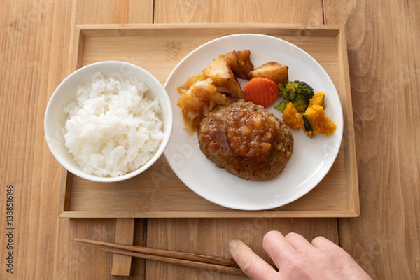 Obraz ご飯と玉ねぎソースのハンバーグに野菜のソテーが添えられたプレート