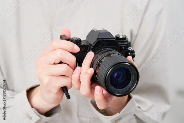 Fototapeta フィルムカメラを持つ男性　白背景　顔無し