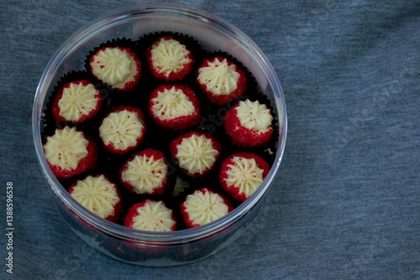 Obraz strawberries in a bowl cookies from asian recipes, tasty and delicious
