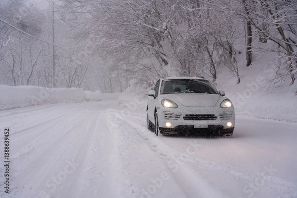 Fototapeta 冬の雪の中を走る車