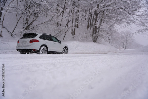 Fototapeta 冬の雪の中を走る車