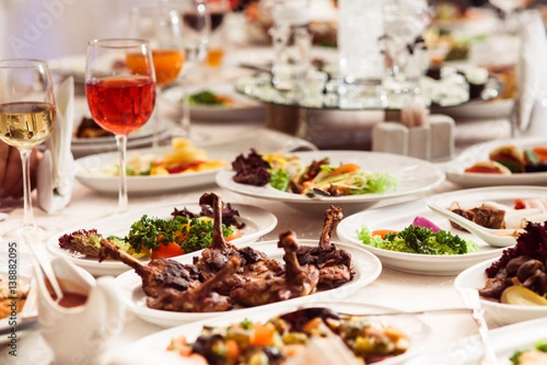 Obraz Bankiet weselny w restauracji z jedzeniem i napojami