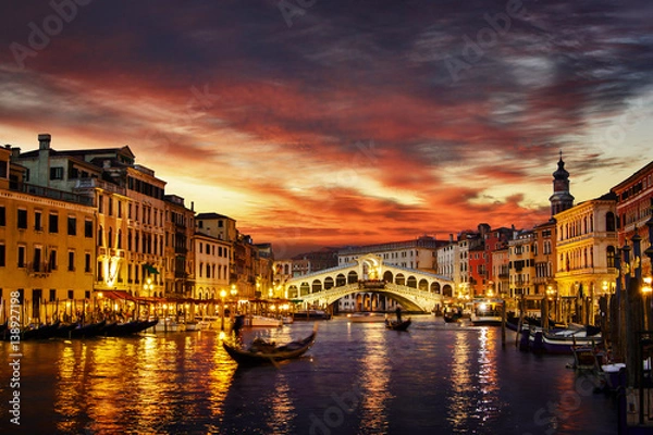 Obraz Ponte Rialto i gondola o zachodzie słońca w Wenecji, Włochy