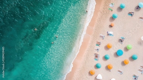Obraz Vista aérea de playa tropical con sombrillas de colores, personas nadando en el mar turquesa y turistas tomando el sol en la arena