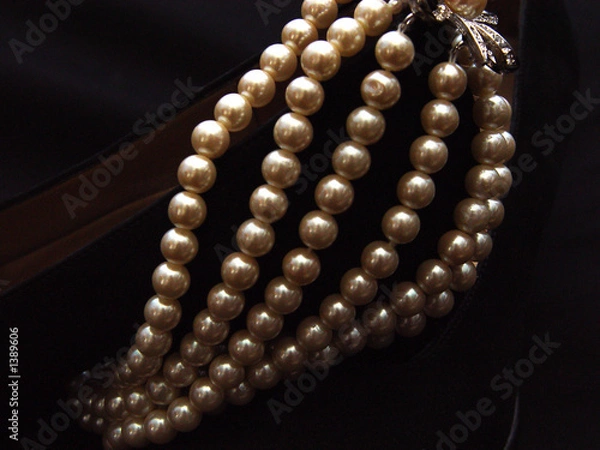 Fototapeta closeup pearls on suede
