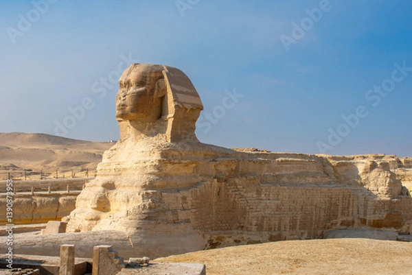 Fototapeta Great Sphinx and Great Pyramid of Cheops, Cairo, Egypt. Ancient statue of Sphinx, mythical creature with head of man and body of a lion, Giza pyramid complex (Giza Necropolis)
