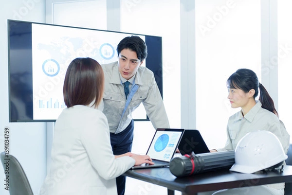 Fototapeta 会議室でプレゼンをする技術者