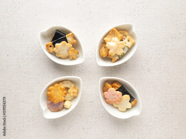 Obraz 花びら型の小皿に盛られたあられ