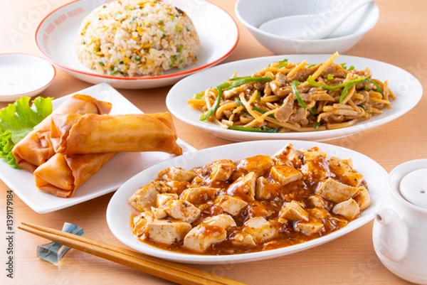 Obraz 中華料理店で麻婆豆腐や青椒肉絲を食べる