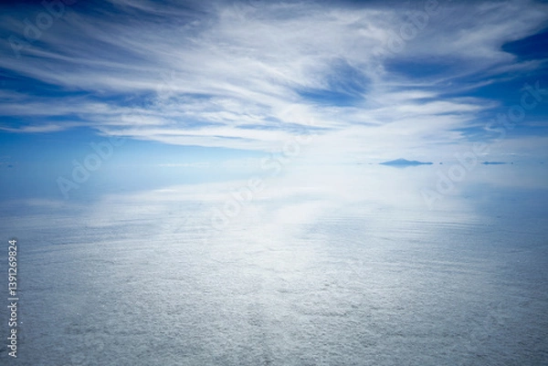 Fototapeta 塩湖に移る青空がきれいなボリビアのウユニ塩湖