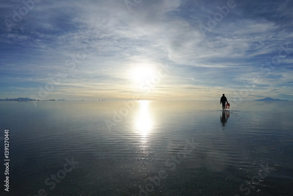 Fototapeta ウユニ塩湖を歩く男性