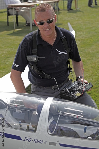 Obraz Pilot modelu samolotu z modelem szybowca